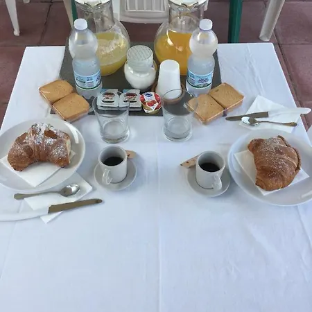 Camera Con Giardino E Piscina بيت ضيافة 3*